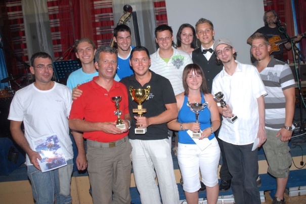 Teilnehmer und Gewinner eines Benefiz-Pokerturniers